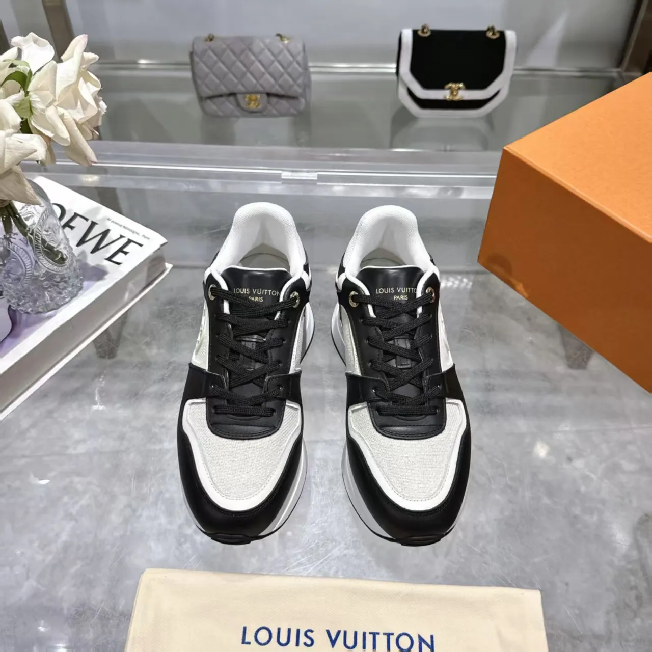 [L Family] P: 760💰Size 35-42 for women, 39-46 for men, (41.42 for women, 45.46 for men, customized) .LV Donkey Brand 🔥🔥LOUIS VUITTON Louis Vuitton's official website synchronizes the 2025 autumn and winter couple's models, which are now on the market, this Neo Run Away sneakers are inspired by running shoes, integrating LV's iconic must-have shoes into the trend. This version is a 1:1 replica of the original version. It is made of two-tone calfskin to highlight its simple lines and unique wedge outsole. Key details include the LV initials on the side and an engraved gold heel stabilizer on the back plus a 2cm hidden insole.